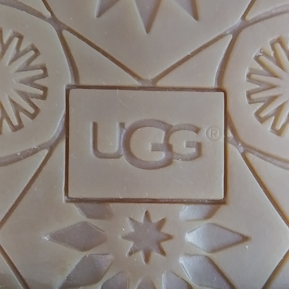 UGG silver leather slides size 7 - Picture 7 of 7